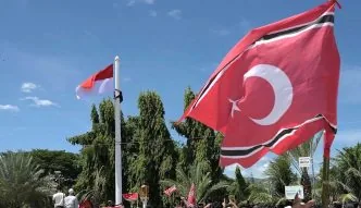 Bendera bulan bintang naik di aceh