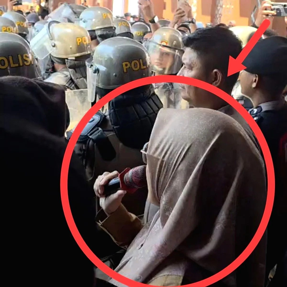 Bupati Gowa Dikawal Ketat Polisi Temui Massa, Bantah Pencopotan 16 Pejabat: “Hanya 7 yang Dibebastugaskan” Bupati gowa temui massa demo
