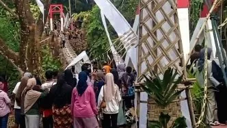 Jembatan gantung ambruk saat rombongan bupati pangandaran lewat