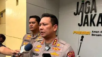Kabid humas metro jaya memberi keterangan