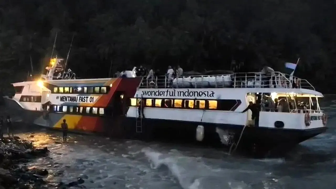 Dramatis! 294 Penumpang Mentawai Fast 01 Dievakuasi dari Muara Padang Malam Hari Usai Terseret Angin Kencang dan Kandas Kapal mentawai fast kandas cuaca ekstrem