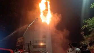 Gedung Teknis Bapenda Jakarta Terbakar Tengah Malam, Puing Kaca Jatuh Damkar Kerahkan 21 Armada Kebakaran gedung bapenda jakarta gambir
