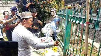 Keluarga korban tragedi krl bekasi gelar peringatan 100 hari