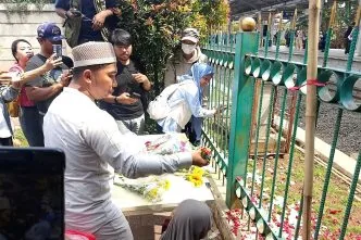 Doa dan Tabur Bunga di Hari ke-100, Keluarga Korban Kecelakaan Kereta di Stasiun Bekasi Timur Tuntut Kepastian Keluarga korban tragedi krl bekasi gelar peringatan 100 hari