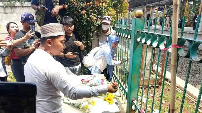 Doa dan Tabur Bunga di Hari ke-100, Keluarga Korban Kecelakaan Kereta di Stasiun Bekasi Timur Tuntut Kepastian Keluarga korban tragedi krl bekasi gelar peringatan 100 hari