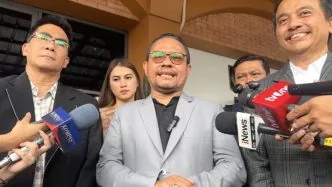 Kuasa hukum roy suryo memberi keterangan