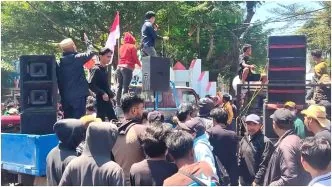 Aksi Demo Protes 16 Pejabat Dinonaktifkan di Gowa, Pengunjuk Rasa Dobrak Pagar Kantor Bupati Gowa Massa demo di gowa buntut pencopotan 16 pejabat pemkab