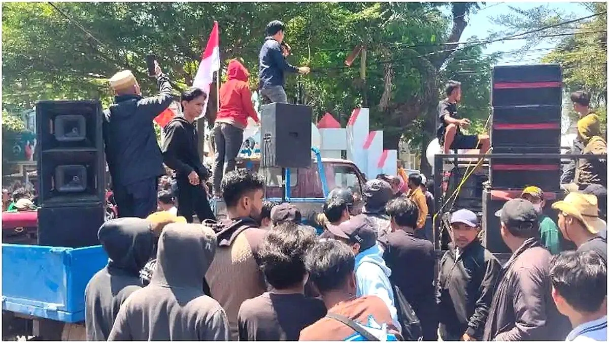 Aksi Demo Protes 16 Pejabat Dinonaktifkan di Gowa, Pengunjuk Rasa Dobrak Pagar Kantor Bupati Gowa Massa demo di gowa buntut pencopotan 16 pejabat pemkab