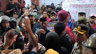 Massa masuk dan gedor pintu kantor bupati gowa