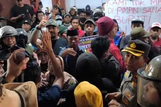 Massa masuk dan gedor pintu kantor bupati gowa