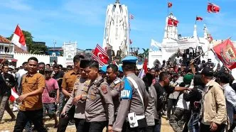 Peringatan Hari Damai Aceh Berubah Jadi Kerusuhan, Bendera Bulan Bintang Berkibar, Massa Usir Wakapolda hingga Bakar Kendaraan Massa usir polisi di peringatan hari perdamaian aceh