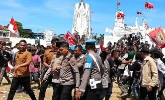Peringatan Hari Damai Aceh Berubah Jadi Kerusuhan, Bendera Bulan Bintang Berkibar, Massa Usir Wakapolda hingga Bakar Kendaraan Massa usir polisi di peringatan hari perdamaian aceh
