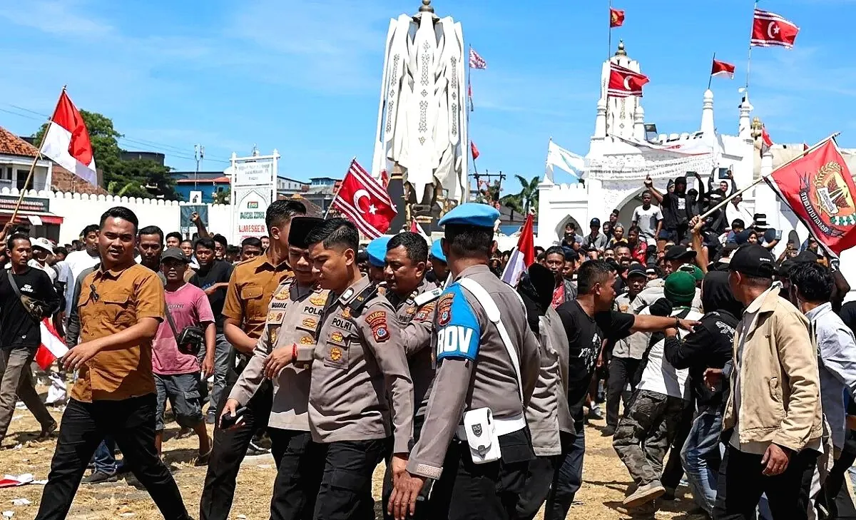 Peringatan Hari Damai Aceh Berubah Jadi Kerusuhan, Bendera Bulan Bintang Berkibar, Massa Usir Wakapolda hingga Bakar Kendaraan Massa usir polisi di peringatan hari perdamaian aceh