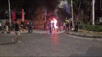 Demo 27 Agustus 2026: Kerusuhan Massa Meledak di Slipi dan Pejompongan, KRL Lumpuh Massa membakar motor di di depan pos polisi pejompongan