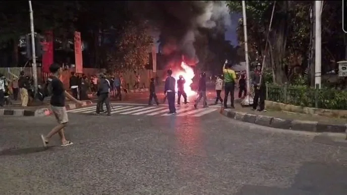 Massa membakar motor di di depan pos polisi pejompongan
