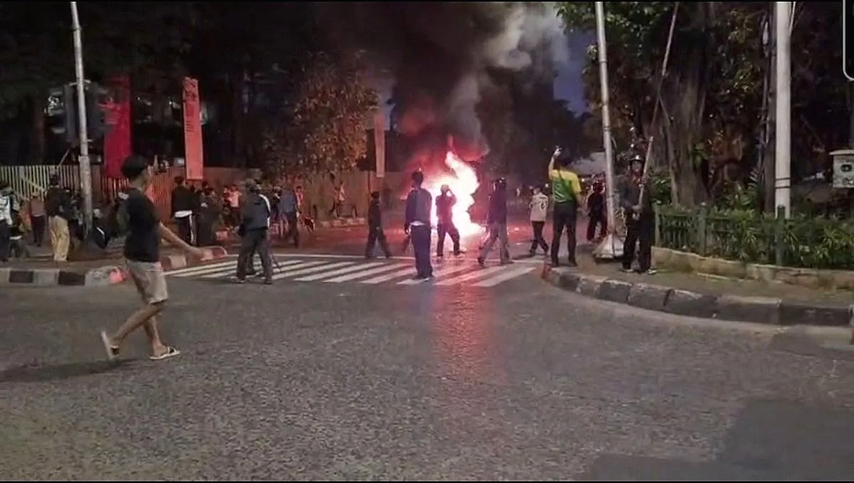 Demo 27 Agustus 2026: Kerusuhan Massa Meledak di Slipi dan Pejompongan, KRL Lumpuh Massa membakar motor di di depan pos polisi pejompongan