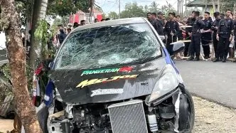 Mobil honda jazz tabrak penonton kotamobagu