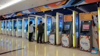 Boikot Massal Bank Mandiri: Netizen Marah Usai Rekening Aktivis Dibekukan Nasabah ambil uang di atm di bank mandiri