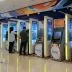 Nasabah ambil uang di atm di bank mandiri