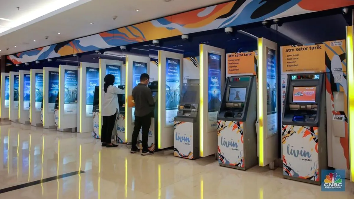 Boikot Massal Bank Mandiri: Netizen Marah Usai Rekening Aktivis Dibekukan Nasabah ambil uang di atm di bank mandiri