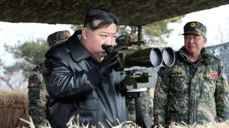 Pemimpin korea utara kim jong un memandu latihan tentara rakyat