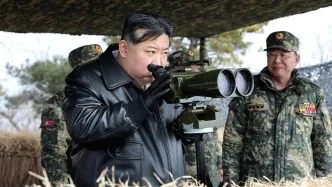 Rusia Siap Kerahkan 50.000 Pasukan Korea Utara untuk Serang Donbas Pemimpin korea utara kim jong un memandu latihan tentara rakyat