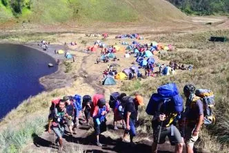 Pendaki di ranu kumbolo gunung semeru