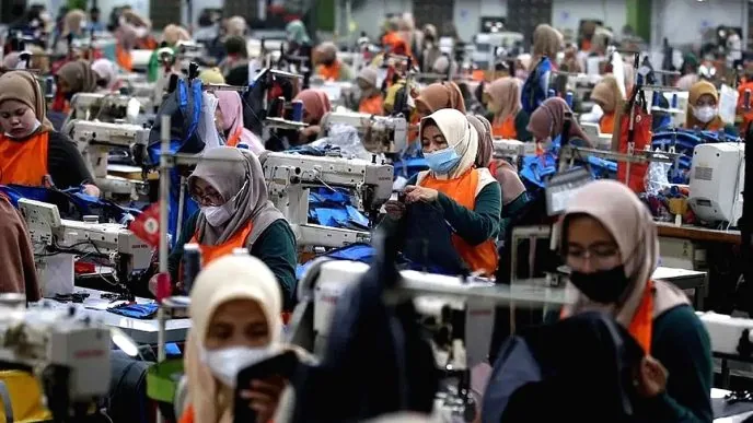 Ribuan Buruh Garmen Indonesia Kena PHK karena Pesanan Uniqlo dan H&M Menurun Phk pekerja industri garmen indonesia