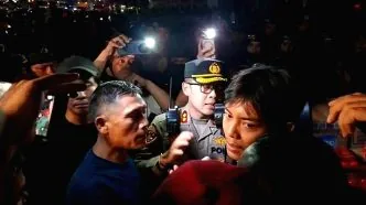 Polisi bubarkan massa yang berkumpul didepan DPR