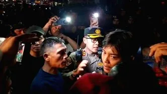 Polisi bubarkan massa yang berkumpul didepan DPR
