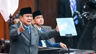 Prabowo Soroti Kesejahteraan Pekerja Informal: Buruh Kupas Bawang Berupah ‘700ribu per Kg’ dan Penghasilan Ojol Naik Signifikan Prabowo pamerkan beberapa hal di pidato sidang mpr
