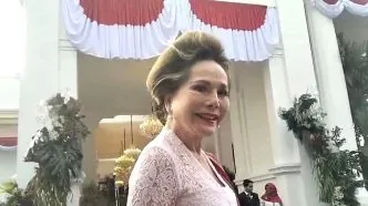Ratna sari dewi istri bung karno hadir di upacara HUT Ri