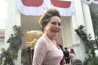 Ratna sari dewi istri bung karno hadir di upacara HUT Ri