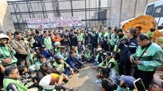 Ratusan ojol berkumpul di depan DPR jelang demo besok