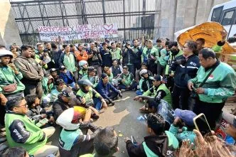 Ratusan ojol berkumpul di depan DPR jelang demo besok