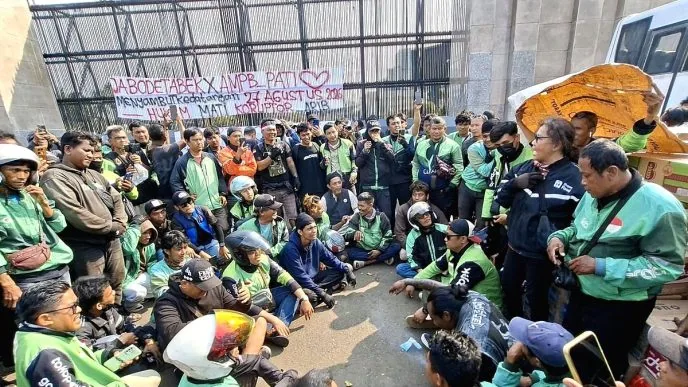 Ratusan ojol berkumpul di depan DPR jelang demo besok