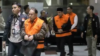 Rektor unsoed pake rompi orange