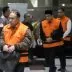 Rektor unsoed pake rompi orange