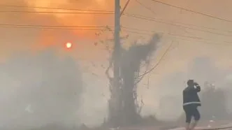 Relawan pemadam keroyok api