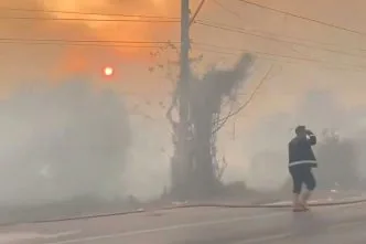Relawan pemadam keroyok api