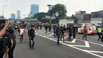 Sejumlah massa sempat masuk tol dalam kota