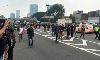 Sejumlah massa sempat masuk tol dalam kota