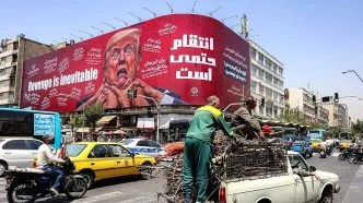USD 300 Miliar Kompensasi Perang: Syarat Iran untuk Buka Kembali Selat Hormuz Suasana di iran dengan poster trump