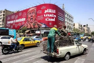USD 300 Miliar Kompensasi Perang: Syarat Iran untuk Buka Kembali Selat Hormuz Suasana di iran dengan poster trump