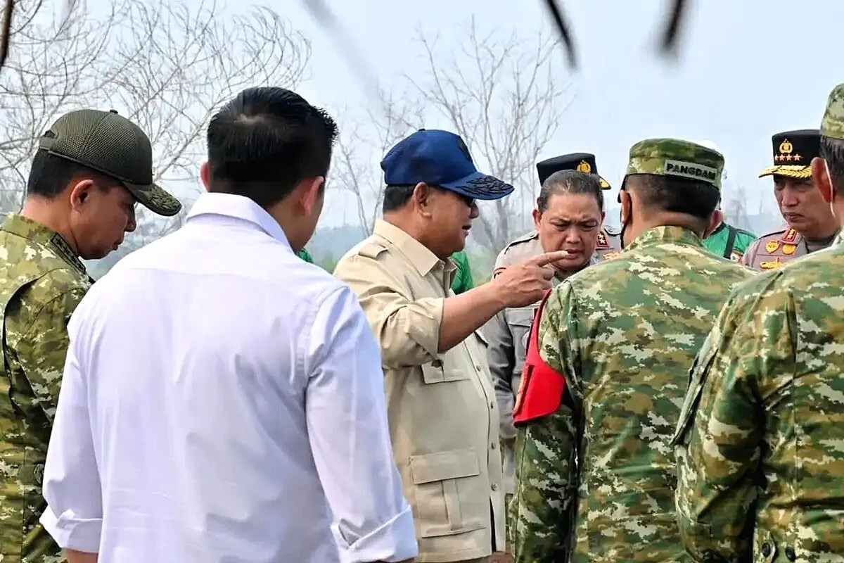 Prabowo Hadir Langsung di Dua Lokasi Karhutla Tapi Menteri Kehutanan Raja Juli Tak Terlihat, Lagi Dimana? Tak ada menteri kehutanan dalam kunjungan presiden tinjau kebakaran hutan