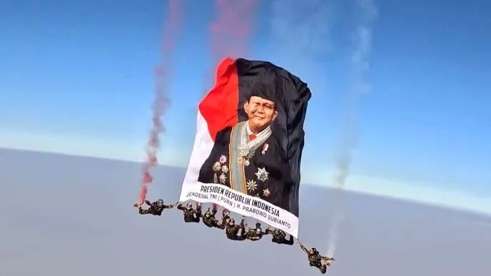 Terjun payung bendera prabowo hut ri