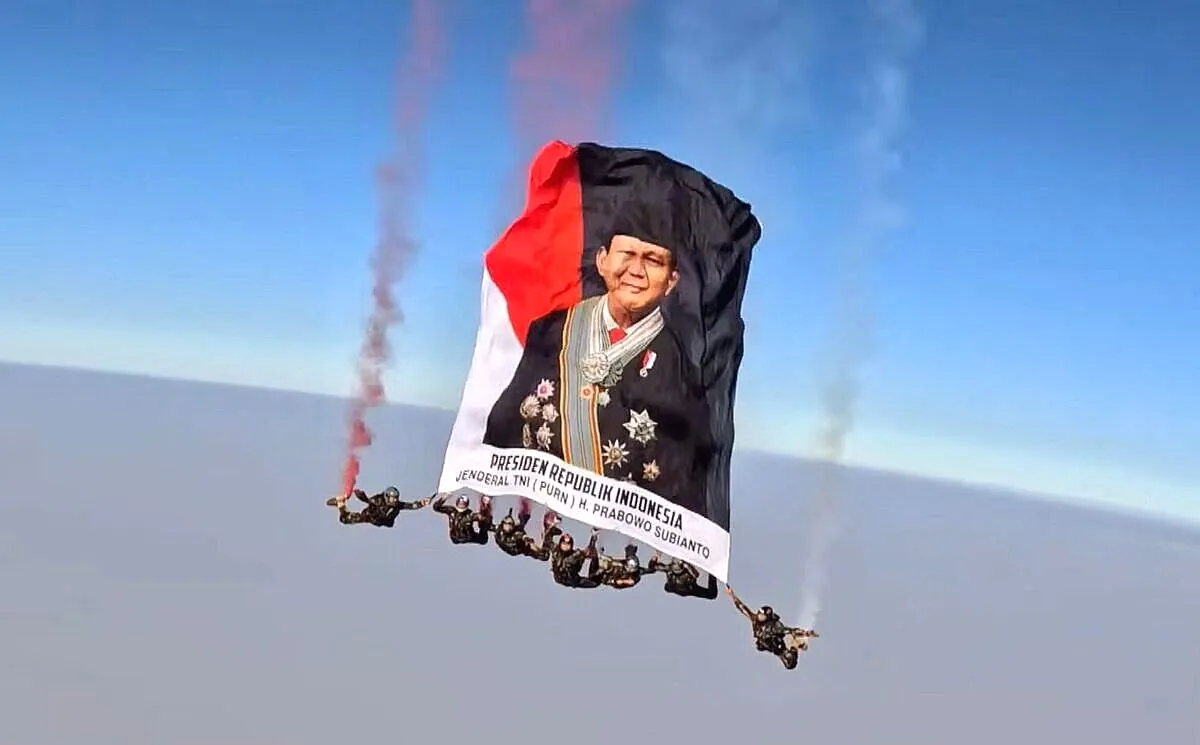 HUT RI ke-81 Bendera Raksasa Prabowo di Langit Monas: Kontroversi atau Kebanggaan? Terjun payung bendera prabowo hut ri