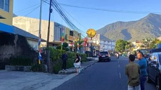 Warga NTT keluar dari hunian karena guncangan gempa pagi ini