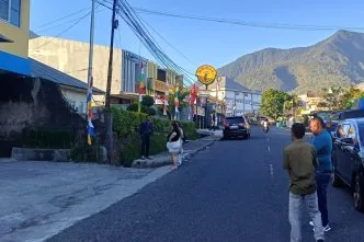 Warga NTT keluar dari hunian karena guncangan gempa pagi ini