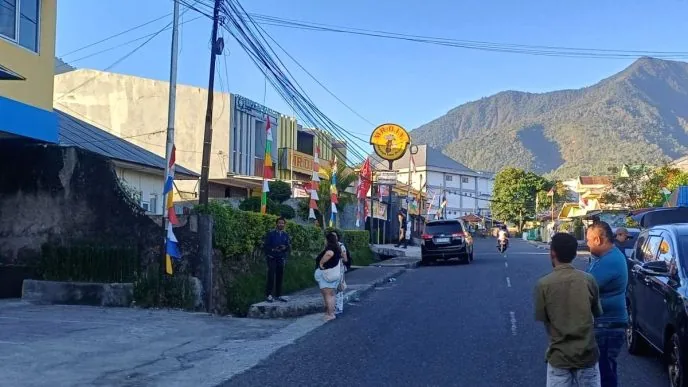 Warga NTT keluar dari hunian karena guncangan gempa pagi ini